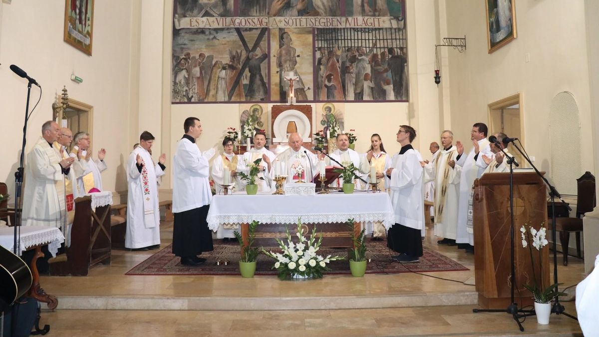 Négy évtizednyi pápai szolgálat után nyugdíjba ment a köztiszteletben álló plébános