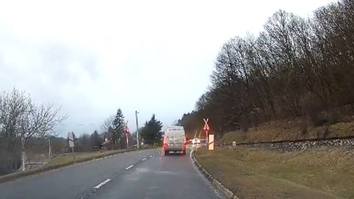 Későn fékezett, rossz helyre érkezett, a sorompó letört, a sofőr elszelelt (+fotó)