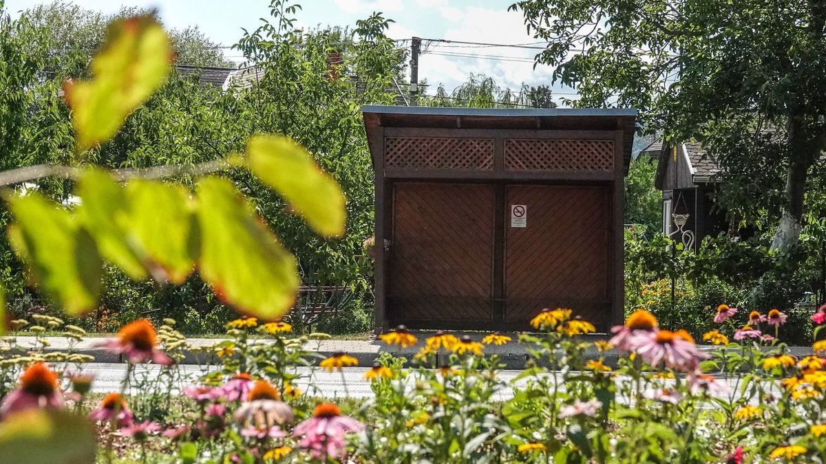 Képviselői ötletből és közösségi összefogásból születtek Balatonalmádi ikonikus buszmegállói +fotók