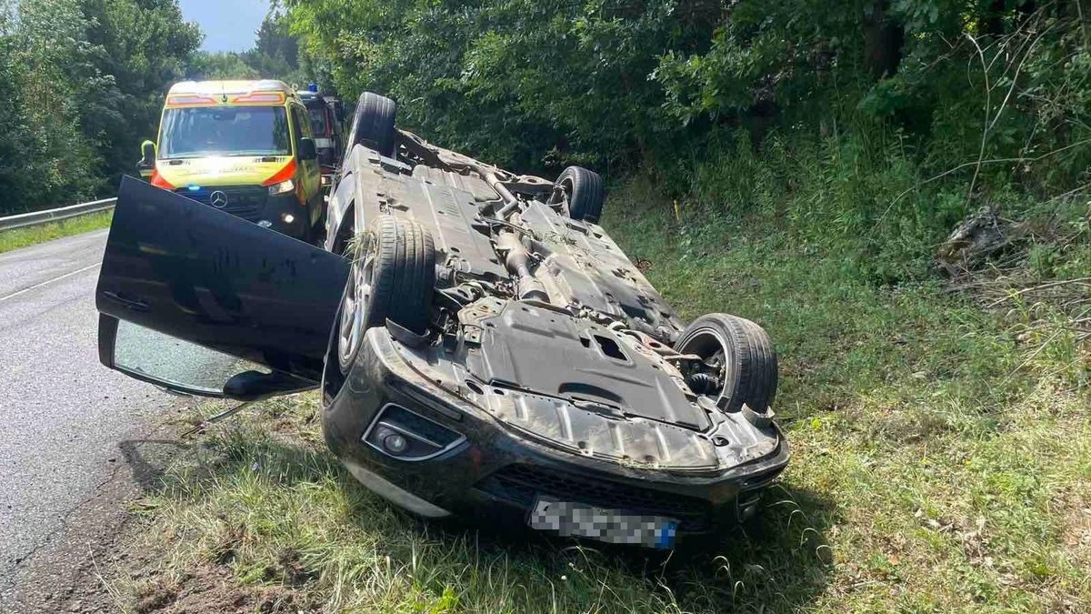 Fejre állt egy személyautó a Bakonyban, a rendőrség adott róla tájékoztatást (fotók + videó)