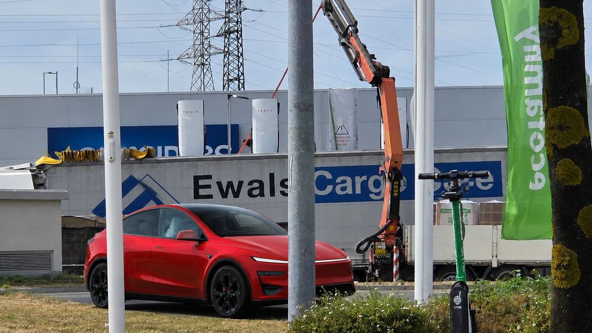 Nagy lépés az elektromos autósoknak: megérkeztek a Tesla töltői Veszprémbe