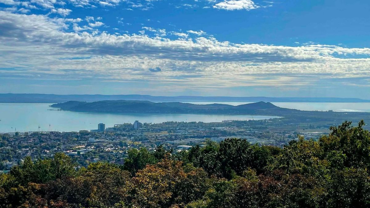 Elképesztő balatoni panoráma tárul elénk a füredi Jókai-kilátóból (+ galéria)