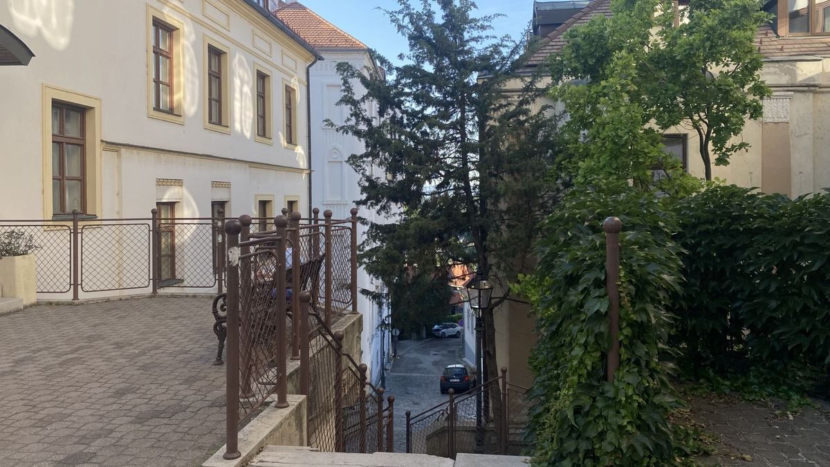 Csak óvatosan! Balesetveszélyessé vált ez a belvárosi lépcső (+ fotók)