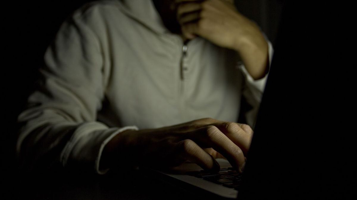 Élettársa mobiltelefonjával szerzett meg gyermekekről készült pornográf felvételeket