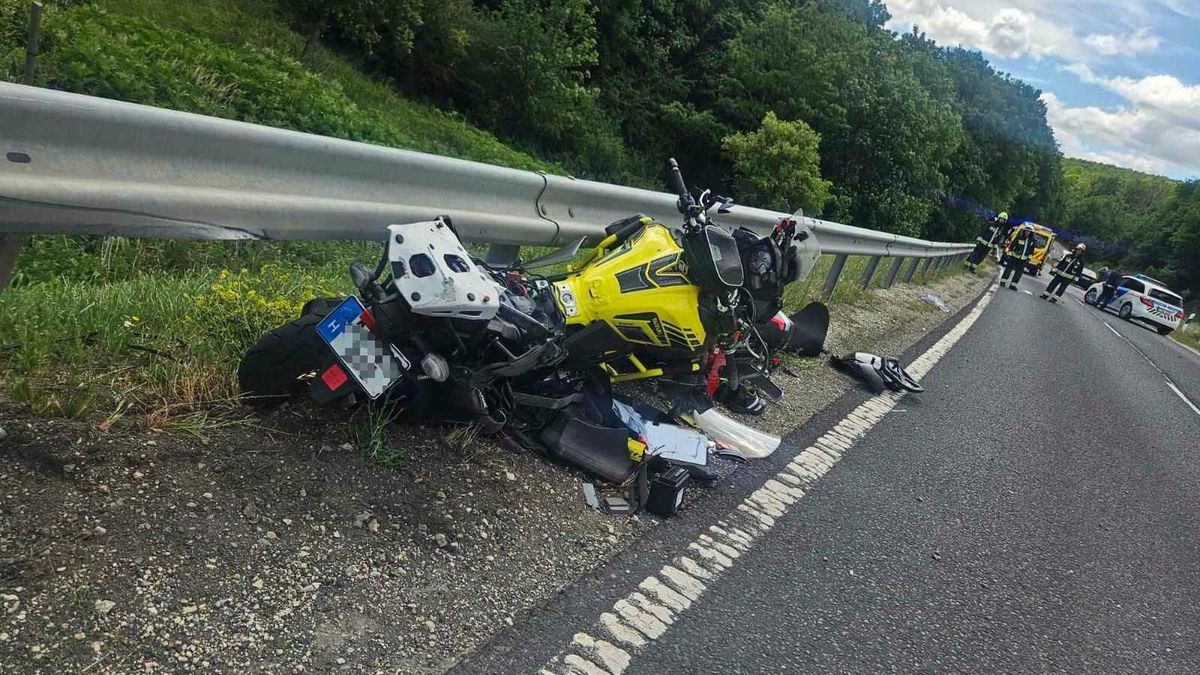 Motorbaleset Tapolca és Sümeg között – szalagkorlátnak csapódott, majd árokba sodródott