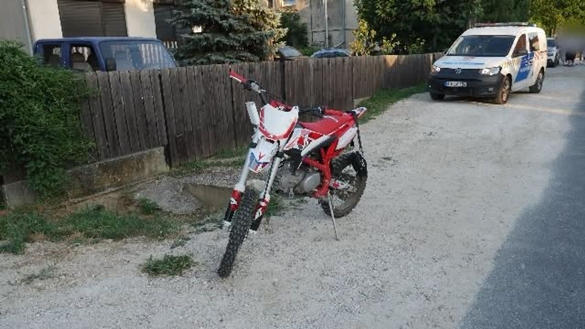 Rövid volt a tesztút: papucsban indult motorozni, kerítésnek csapódott