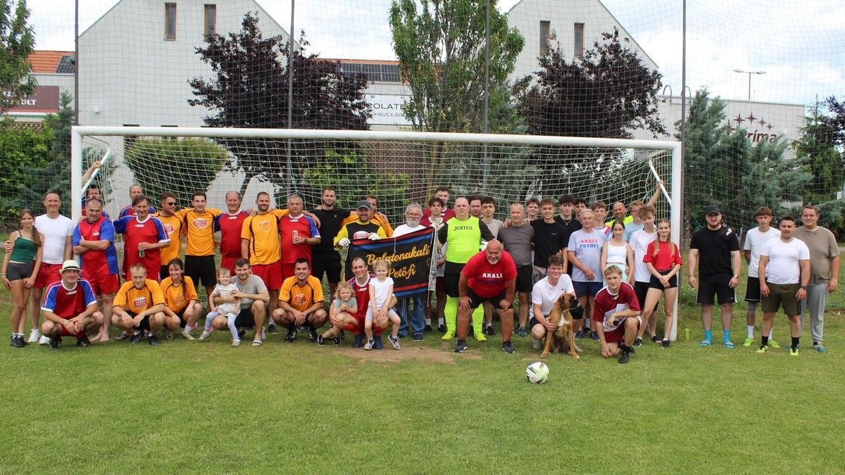 Így ünneplik a focit Balatonakaliban, emlékművel gazdagodott a helyi sporttelep
