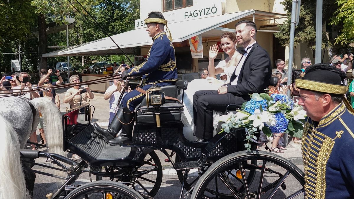 Lovashintóval járták be Balatonfüredet a 201. Anna-bál szépei (galéria + videó)
