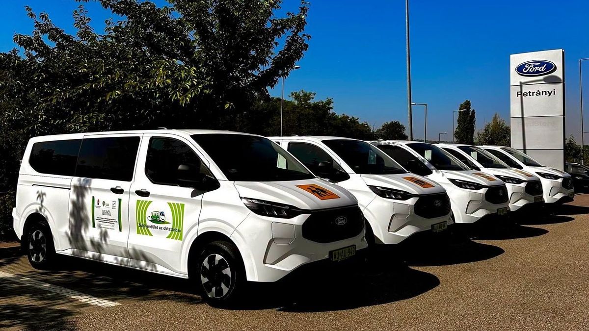 Elektromos minibuszt kapott a Pápai Tankerületi Központ