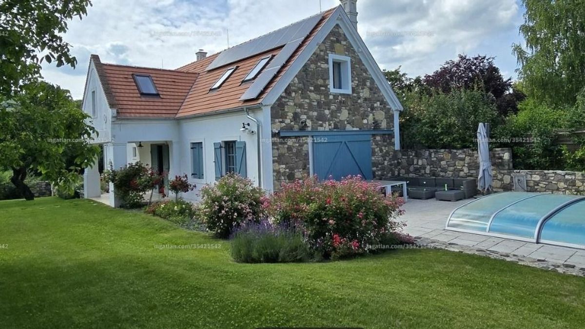 Eladó Magyar Péter és Varga Judit egykori közös balatoni háza (+ képek)
