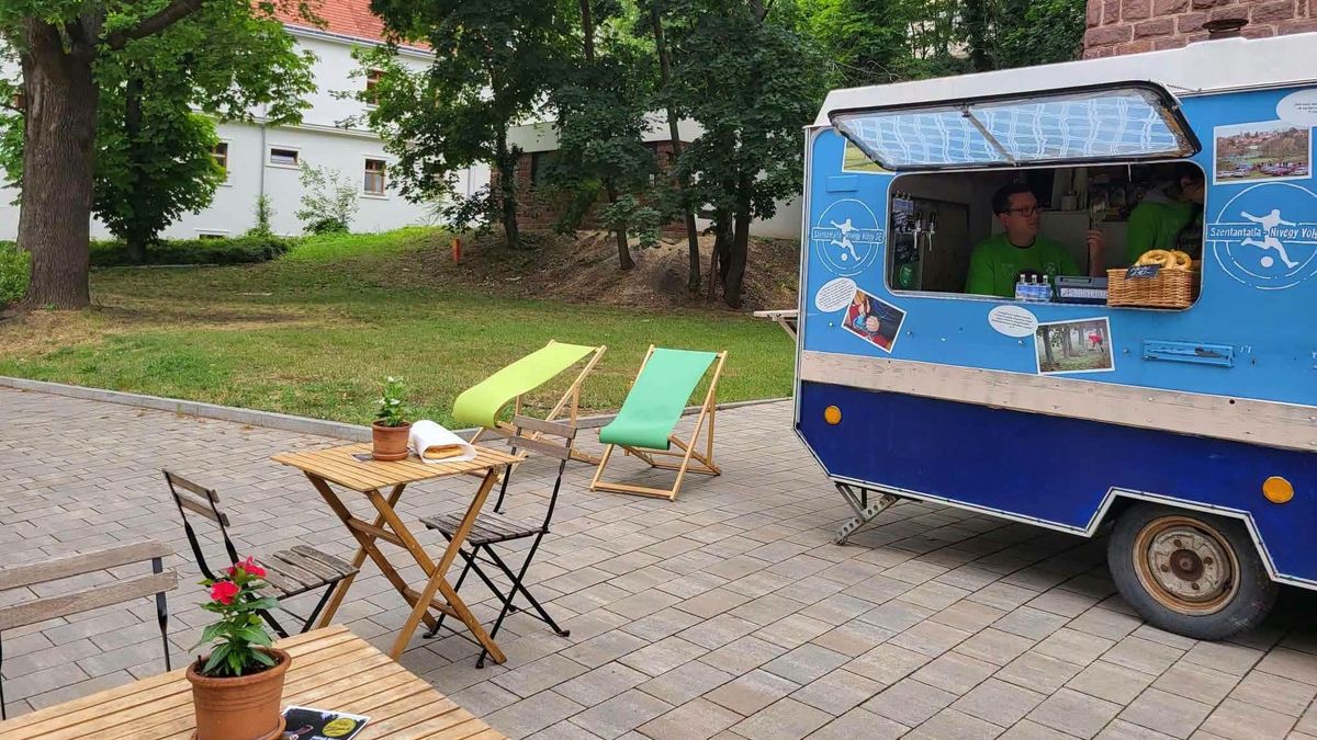 Mi nem pénzért futballozunk – Beszélgetés a Hátsó füves kiállítás keretében
