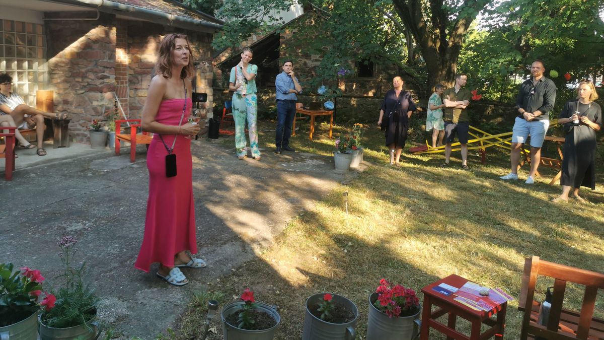 A galéria a Balatonra költözött – Megnyílt a Heart & Cherry nyári kiállítása Lovason