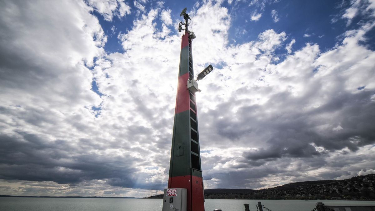 Az erősödő szél miatt elsőfokú viharjelzés lépett életbe a Balatonnál