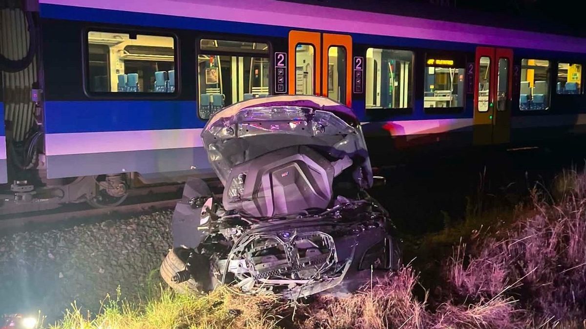 Drámai képsorok: vonat lökte le a sínekről a fekete BMW-t a Balatonnál (galéria + videó)