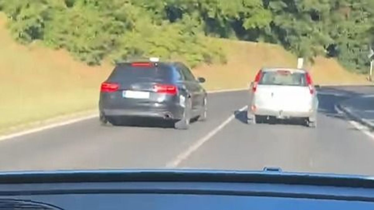 Záróvonalon előzött az ámokfutó az eplényi vasúti átjárónál – Videón a veszélyes manőver