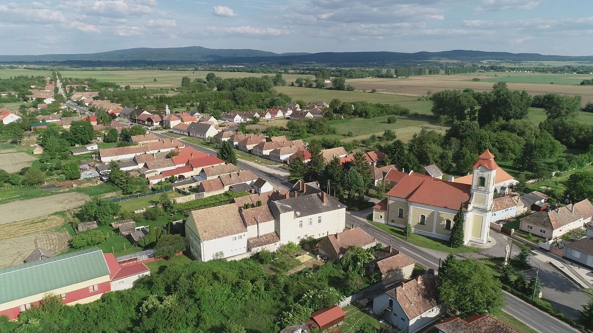 Megható győzelem: az elhunyt polgármester özvegyét választották meg a bakonyi falu elöljárójának