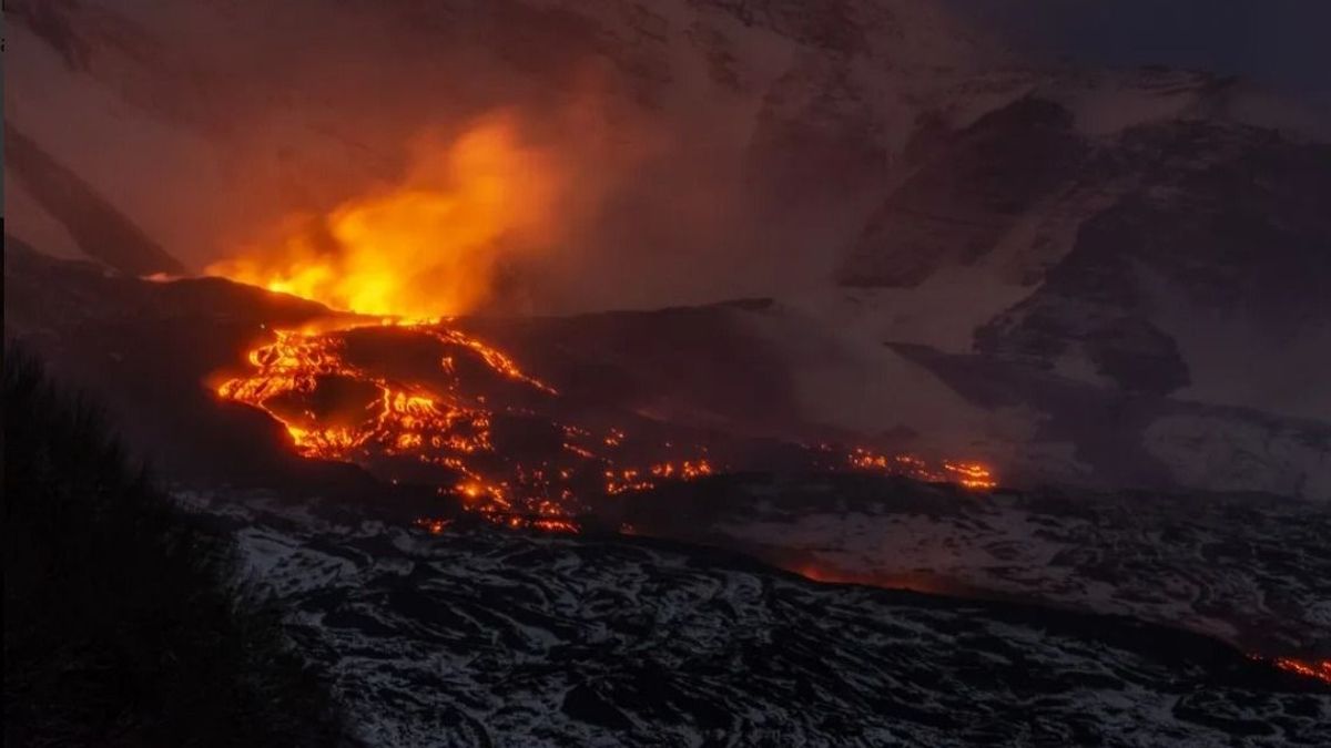 Kitört az Etna, leállították a járatokat Szicília legnagyobb repülőterén (élő videó)