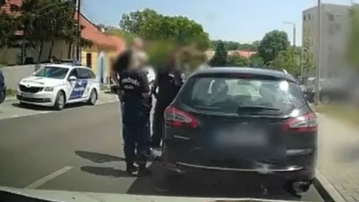 Fittyet hányt a jobbkéz-szabályra, a várpalotai rendőrök azonnal leintették a renitens sofőrt +videó