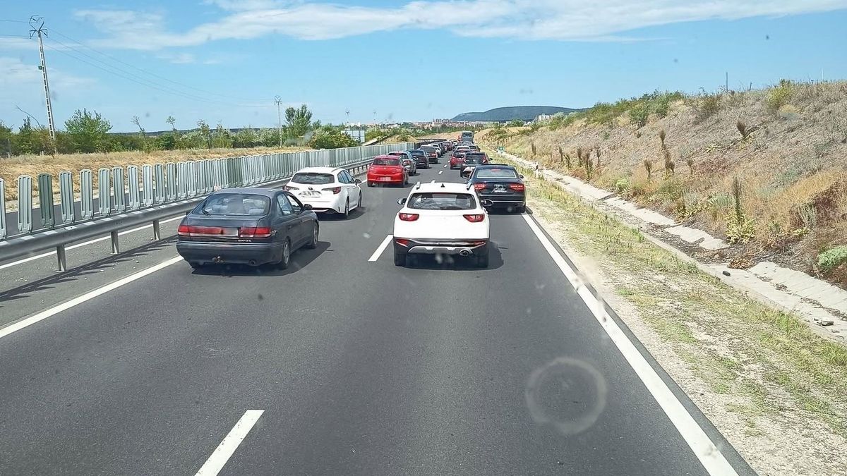 Szalagkorlátnak ütközött egy autó a 8-ason