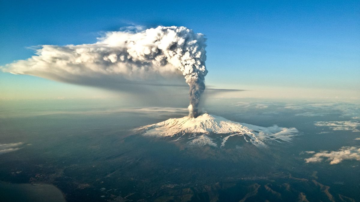 Kitört az Etna – lezárták a repülőteret, hatalmas hamufelhő borítja Szicíliát (élő videóval)