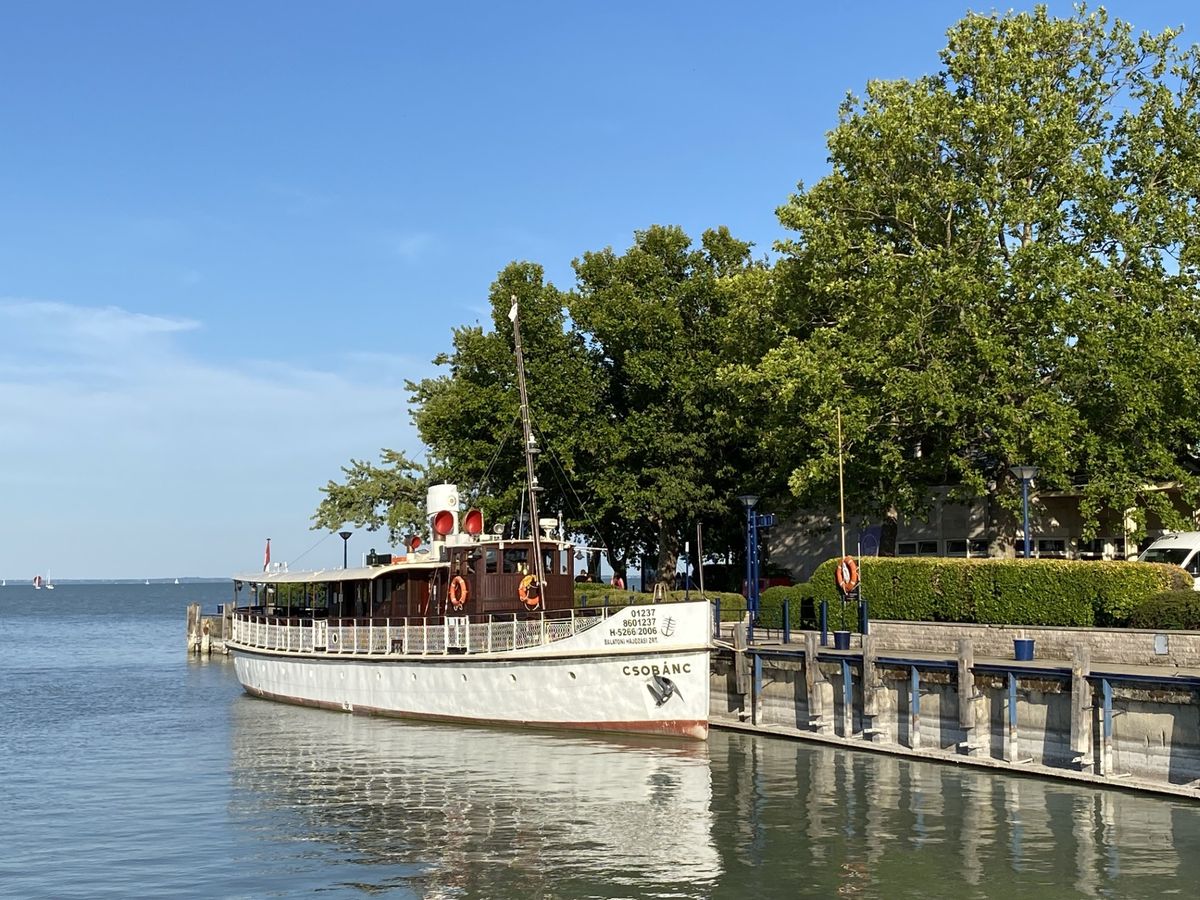 A közel százéves Csobánc a maga korában a Balaton egyik legkorszerűbb hajójának számított.