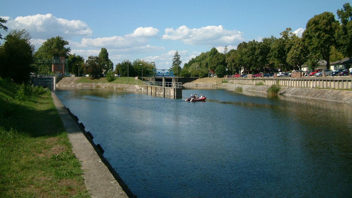 Megnyitották a zsilipet, vizet engedtek a Balatonból a Sió-csatornába