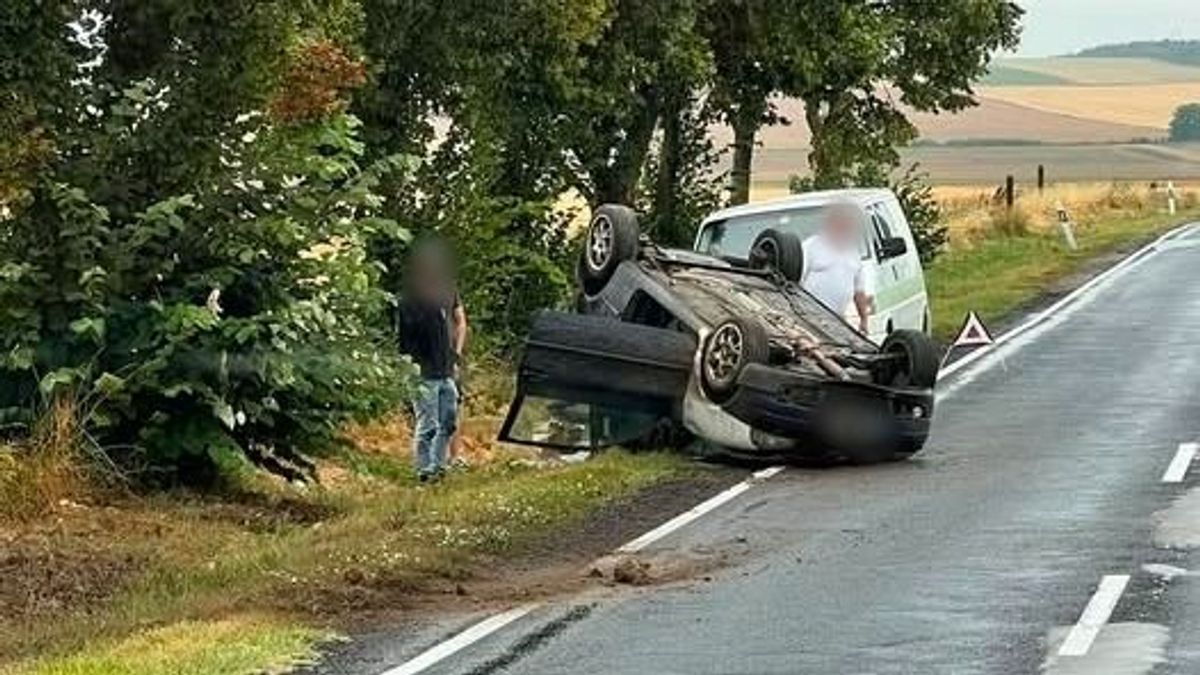 Felborult autóhoz riasztották a mentőket a 77-es főúton +helyszíni fotó