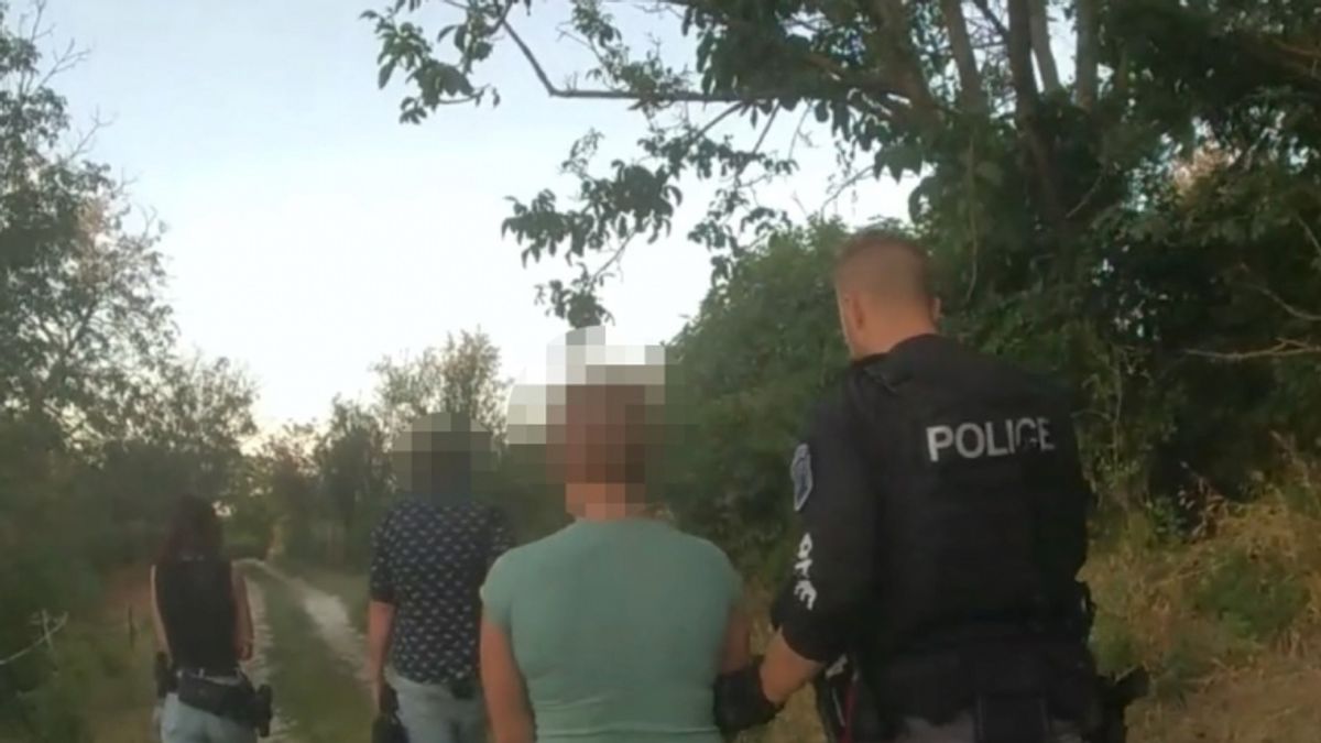 Tolltartóba rejtette a drogot, három gyermeket is veszélyeztethetett (videó)
