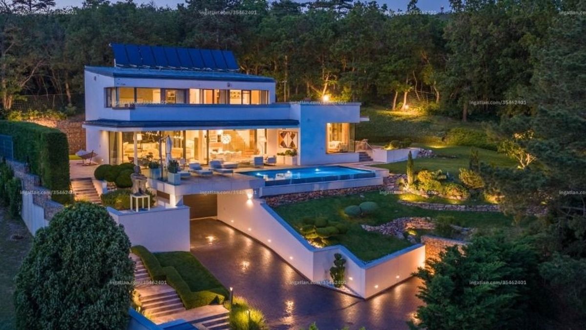 Ilyen a modern luxus a Balaton északi partján egymilliárd felett, párafüggönnyel, panorámával