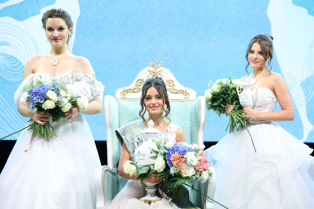 Középen középen Windisch Laura, az Anna-bál szépe, balról Tollas Viktória, az első udvarhölgy, jobbról Windisch Regina, a második udvarhölgy