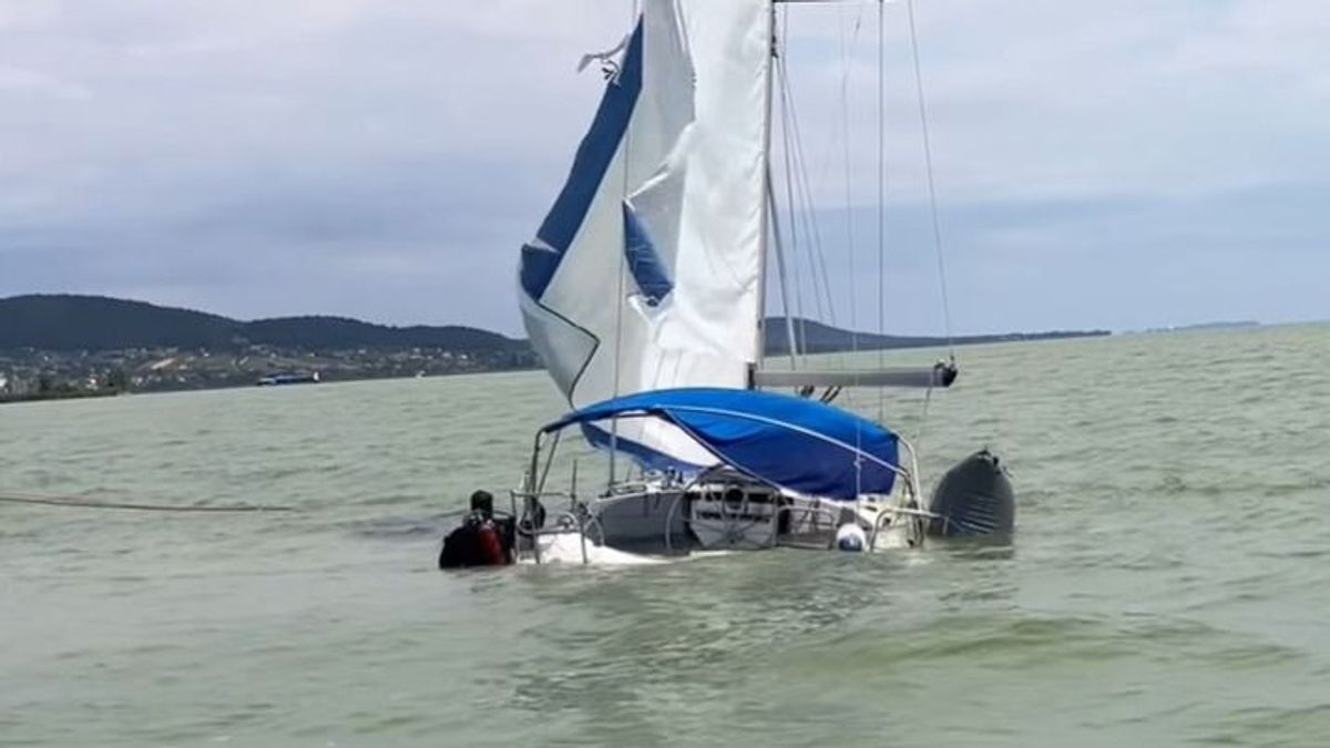 A vízimentők hozták felszínre a Badacsonynál elsüllyedt vitorlást (videó)
