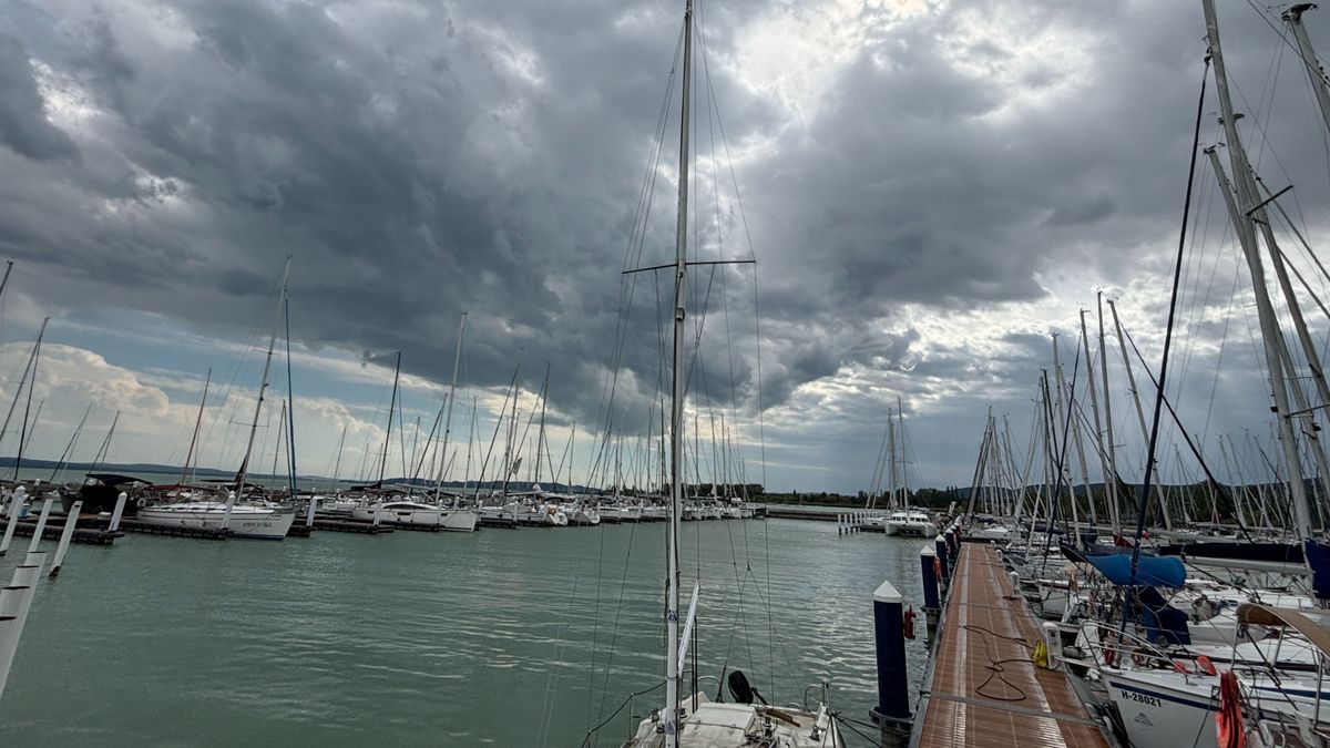 Elsőfokú viharjelzés van a Balatonnál, erős szél és záporok jöhetnek ma