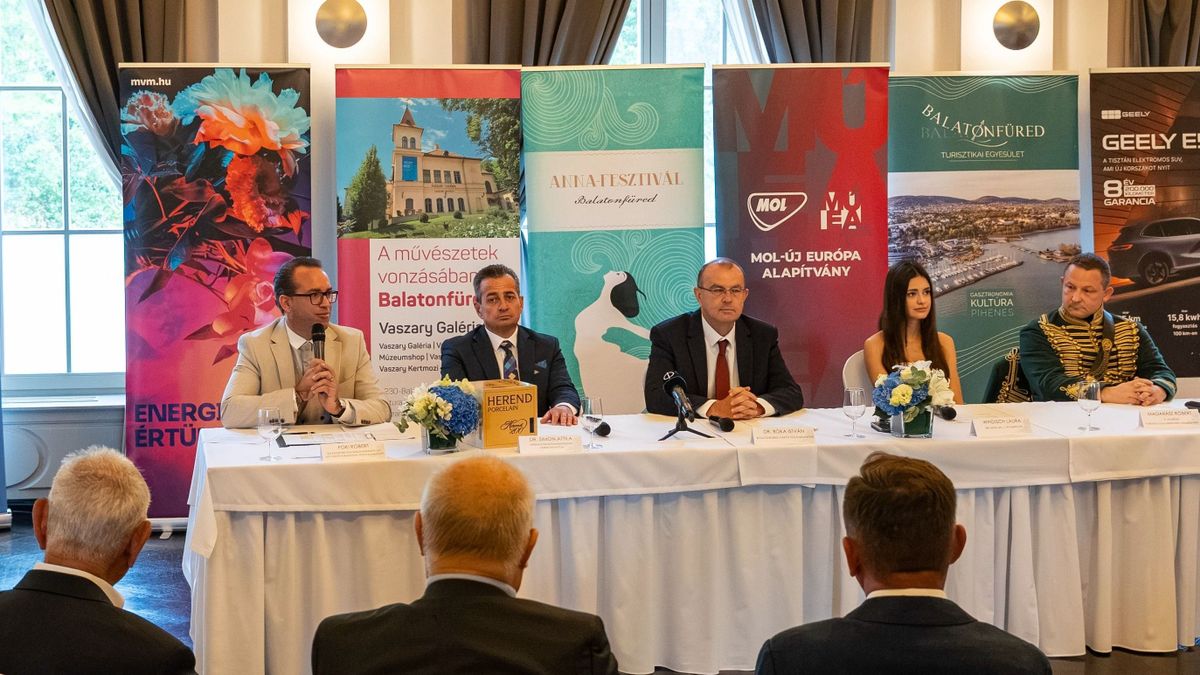 Hungarikumok találkozása Balatonfüreden – Bronzmetál szív az elsőbálozóknak (galéria + videó)