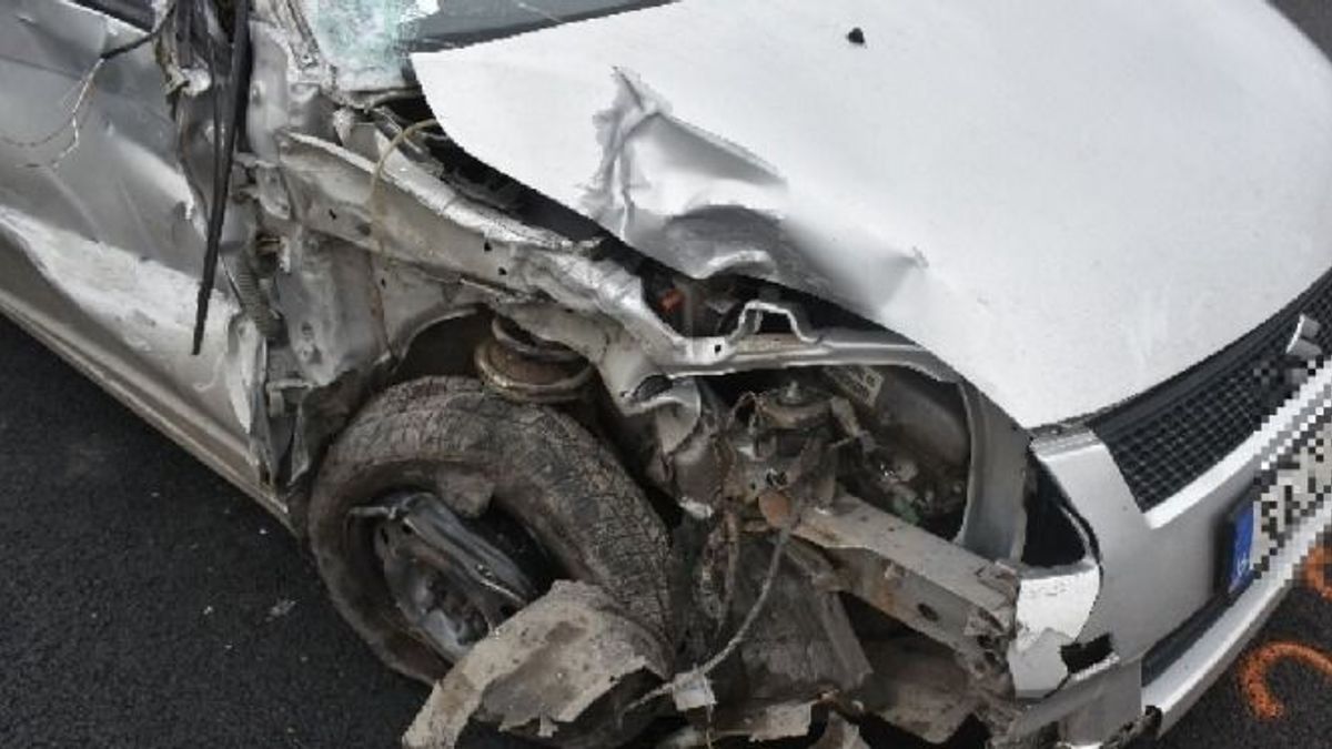 Baleset a 8-ason: szalagkorlátnak csapódott egy Suzuki péntek délután, ketten megsérültek