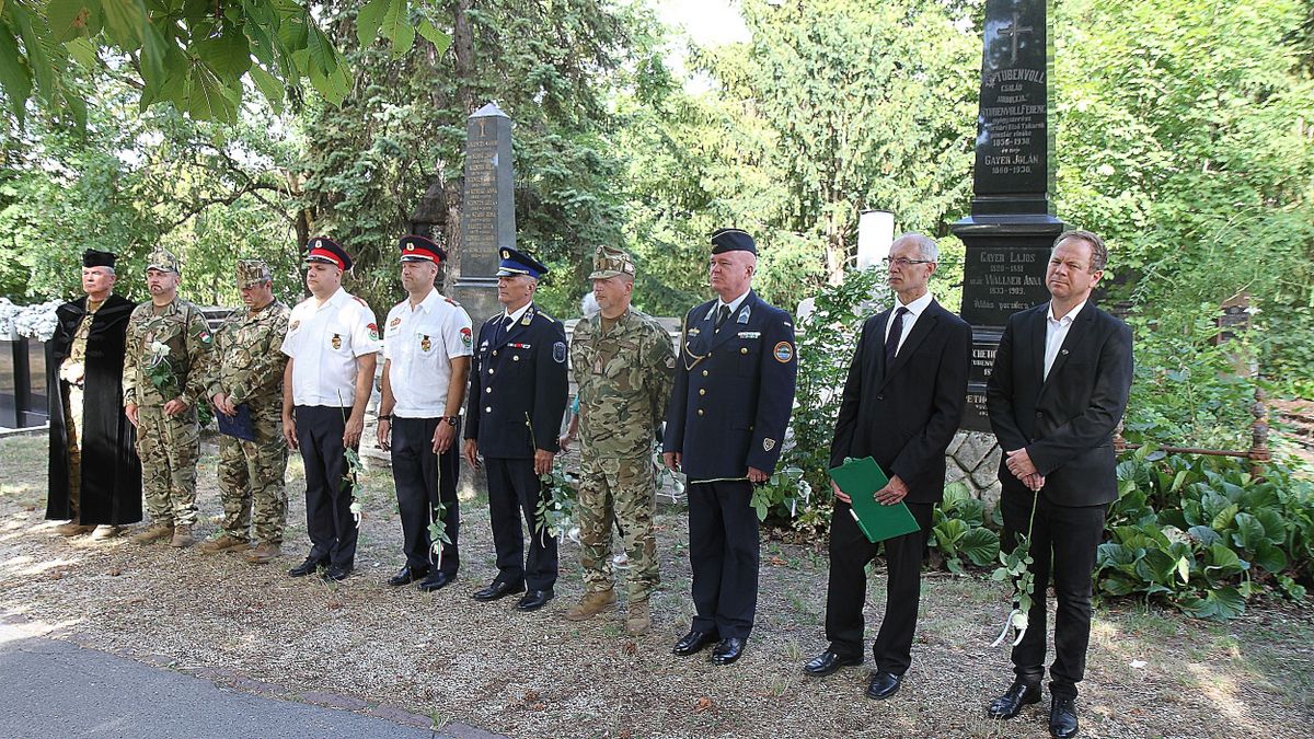 A Jókai hajóval érkeztek a hagyományőrzők Alsóörsre