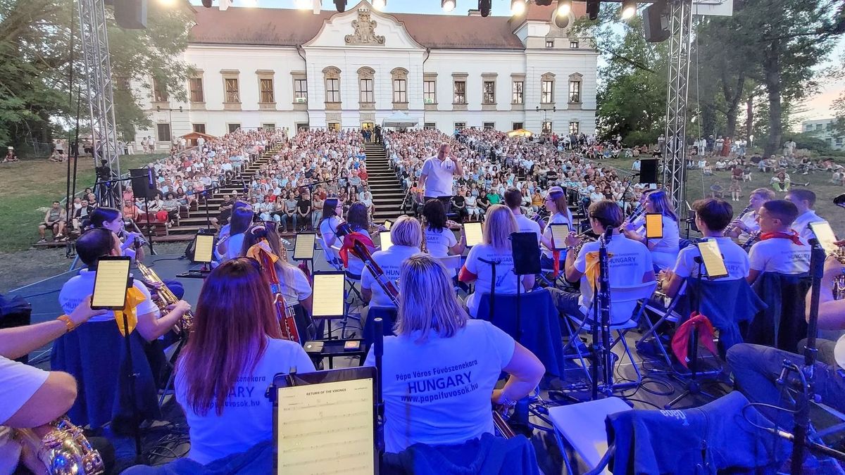 1200 néző ünnepelte a 80 éves pápai fúvószenekart az Esterházy-kastélynál