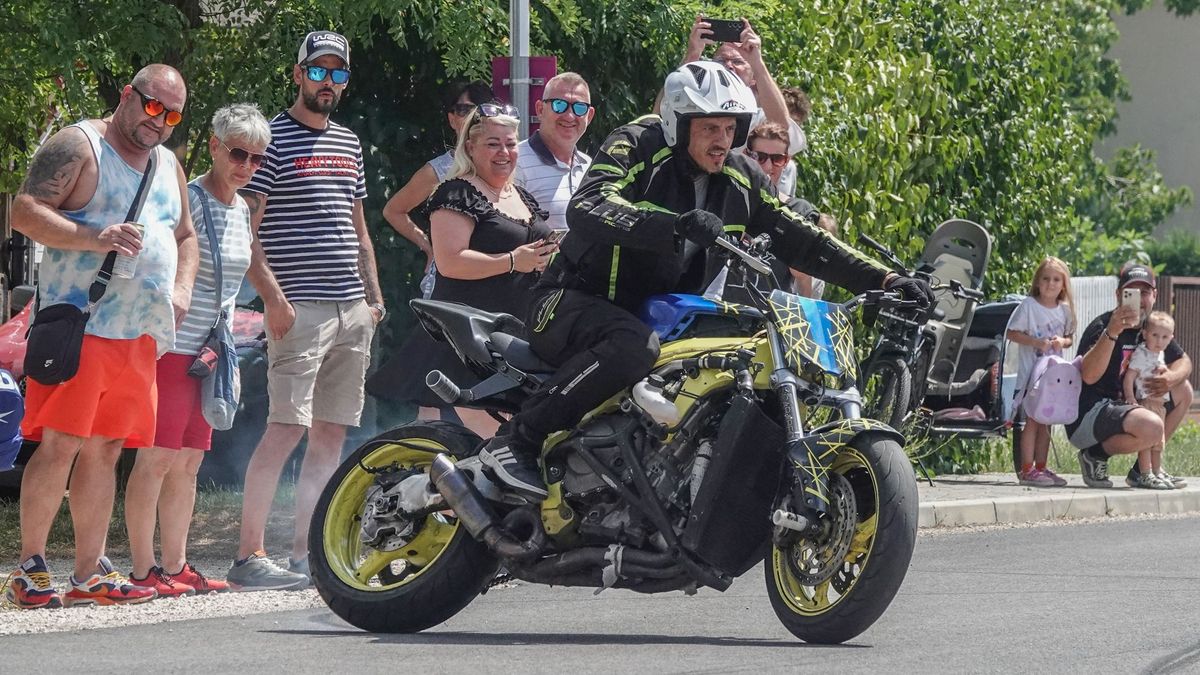 Látványos motoros bemutatóval érkezett Gyulafirátótra a profi kaszkadőrcsapat +fotók, videó