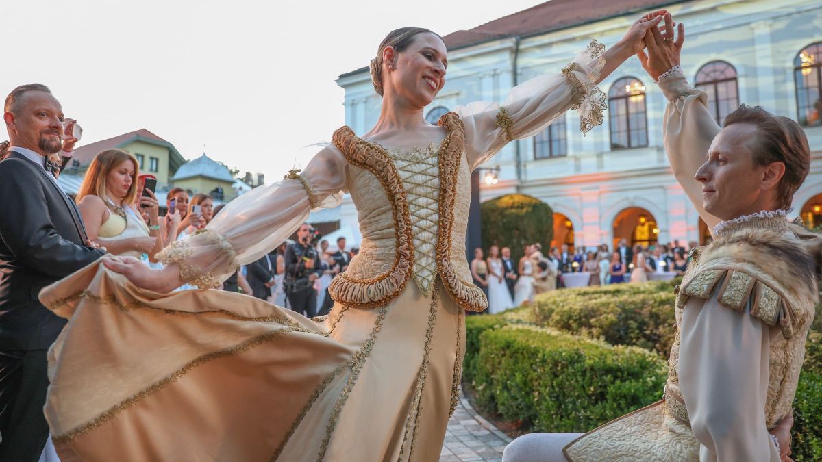 Örök értékek és ifjú szépségek az Anna-bálon – 200 év hagyományai a nyitóceremónián (galéria + videók)
