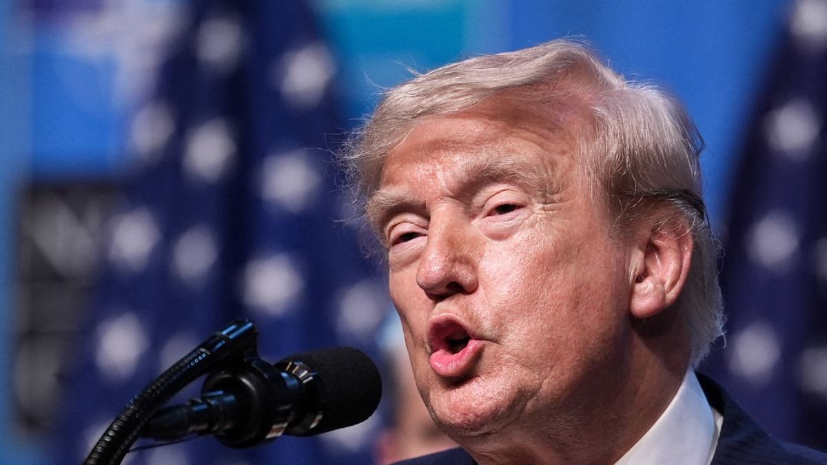 Trump kitüntetné a hős vízimentőt, aki a tomboló hullámok közül mentett ki egy kisfiút + videó