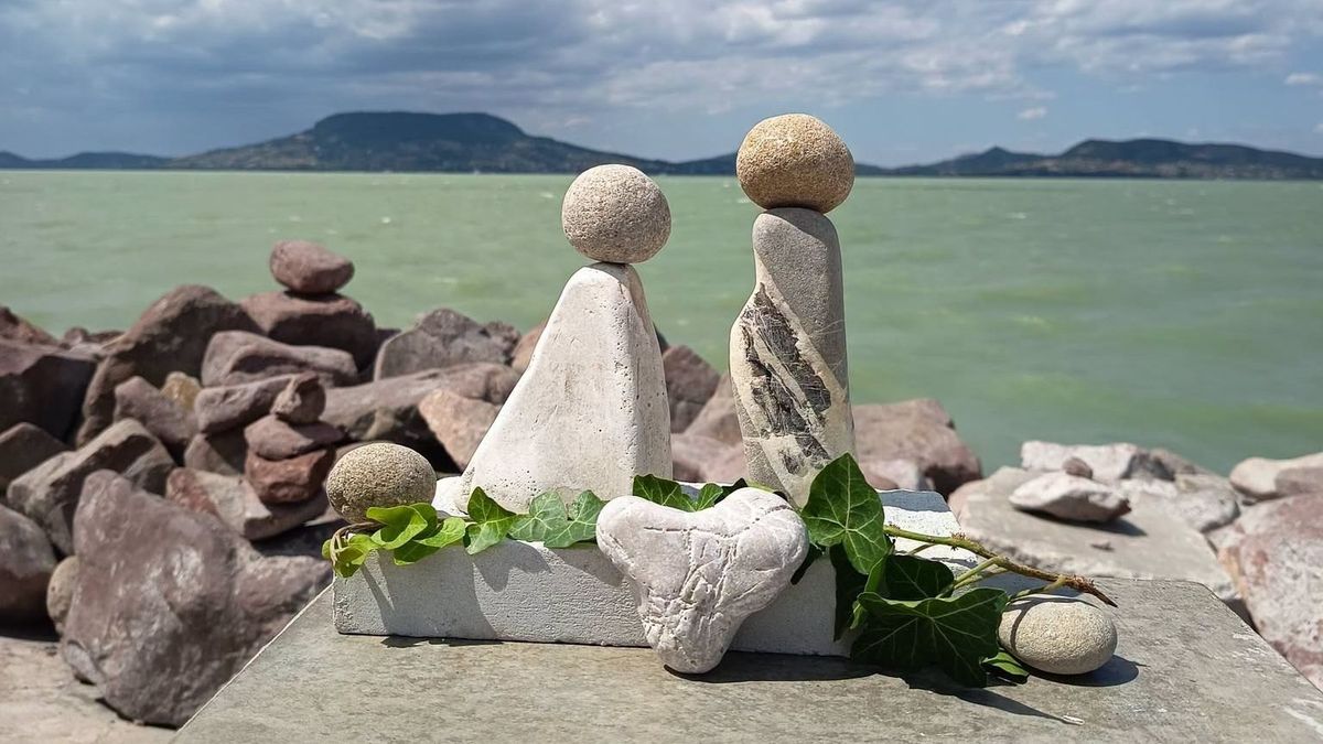 Bakonyi kőmanók sorakoztak fel a Balatonnál, nem mindennapi látvány (+ galéria)