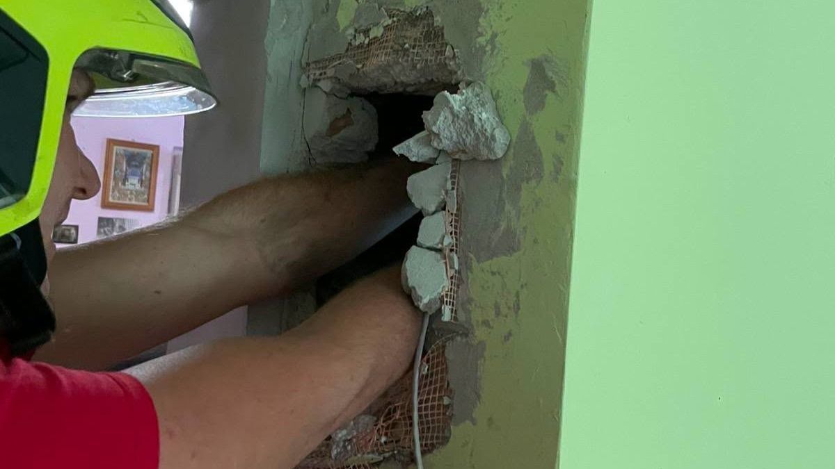 Falat kellett bontaniuk a bakonyi tűzoltóknak az életmentő akció során +helyszíni fotók