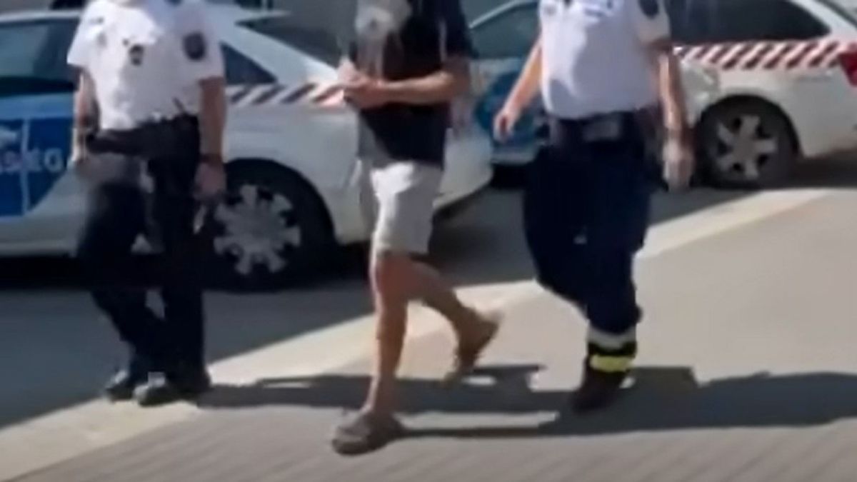 Videón, ahogy bilincsben vezetik el az aszófői baleset ittas és bedrogozott sofőrjét (+ fotó)