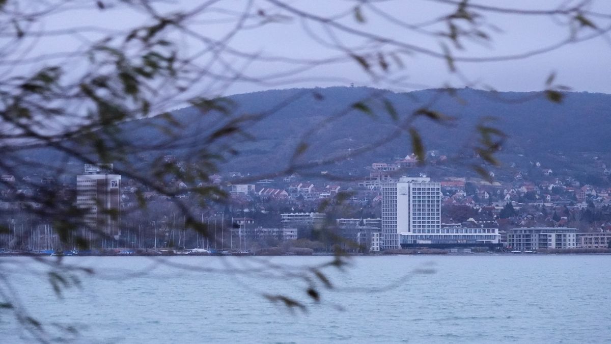 Délután is marad a meleg a Balatonnál, de zivatarok miatt egyes térségekben figyelni kell a viharjelzésre