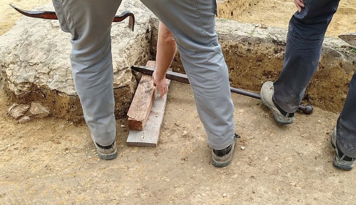 Először kéziszerszámokkal próbálkoztak a régészek, azokkal nem jártak sikerrel.