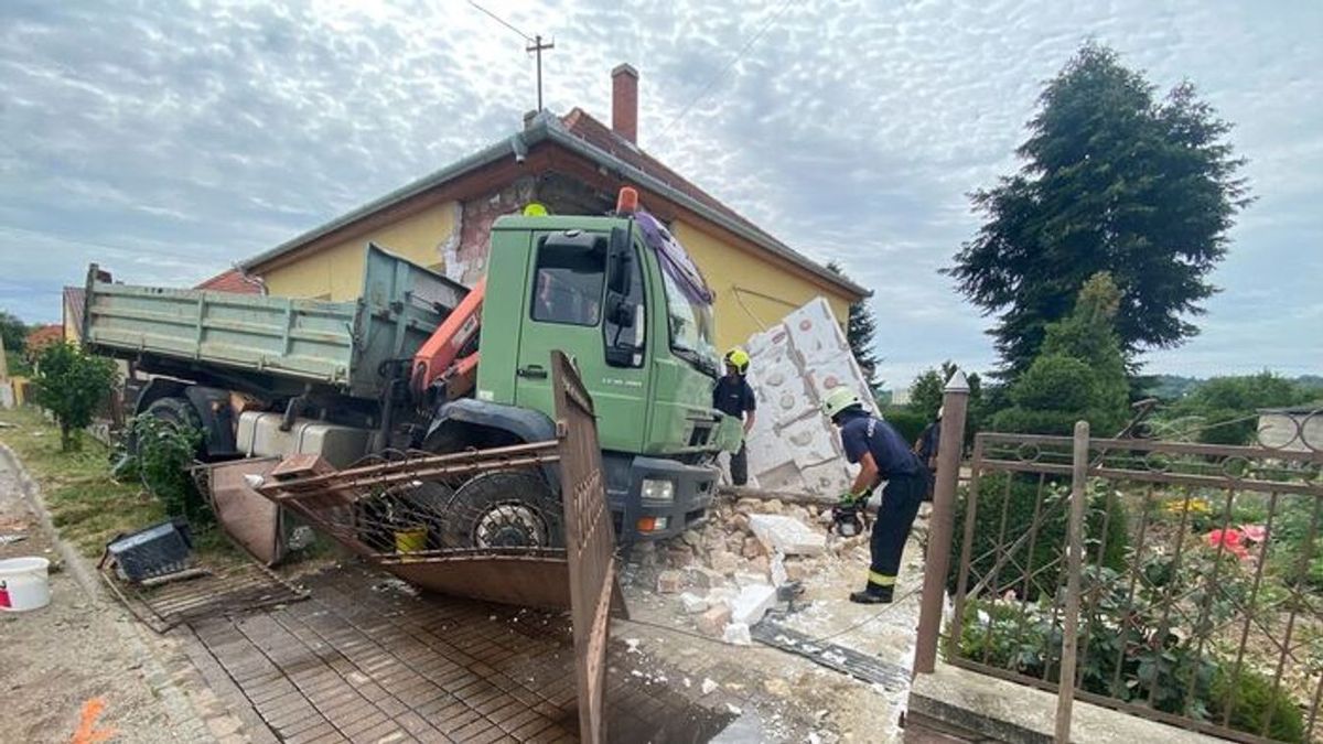 Kerítést tarolt, oszlopot döntött, majd házfalnak csapódott egy teherautó