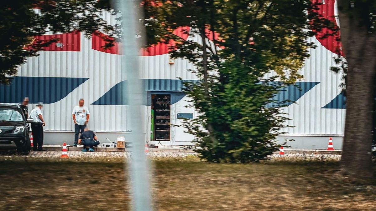Betörés miatt helyszíneltek a rendőrök a hipermarketnél?