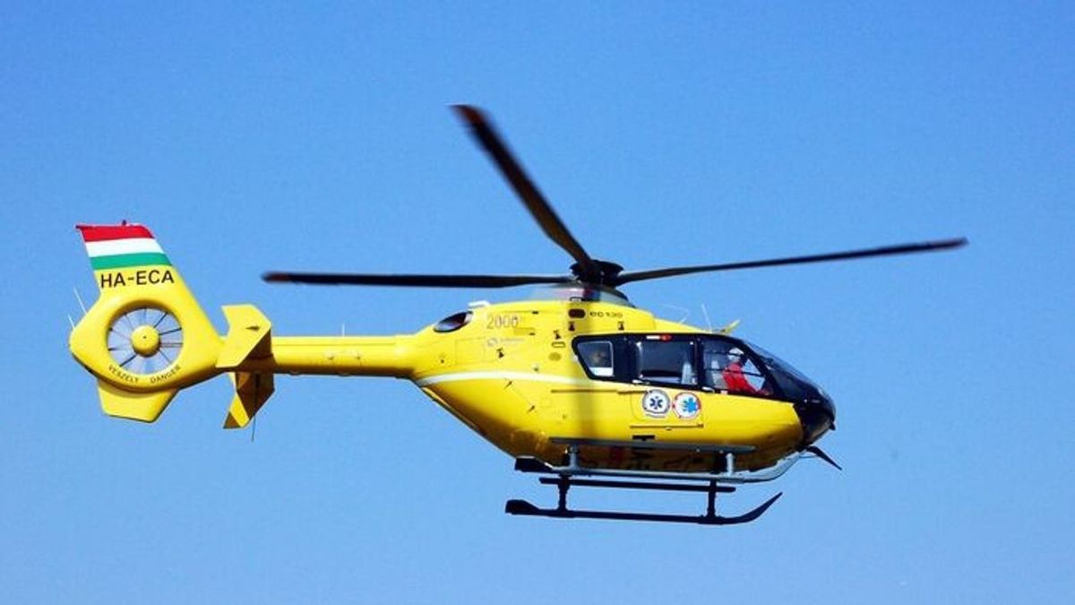 Árokba borult egy autó a 77-es főúton, mentőhelikopter is érkezett