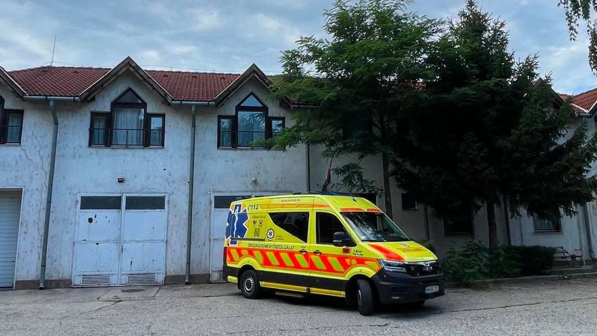 A kertben lett rosszul, elindultak vele a kórházba, de közben újra kellett éleszteni egy nőt Ajkán