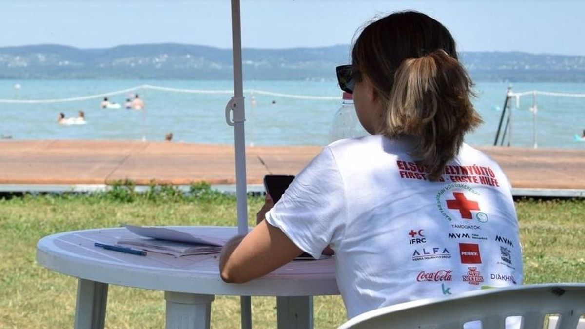 Júliustól ismét vöröskeresztes önkéntesek segítenek a Balatonnál strandolóknak