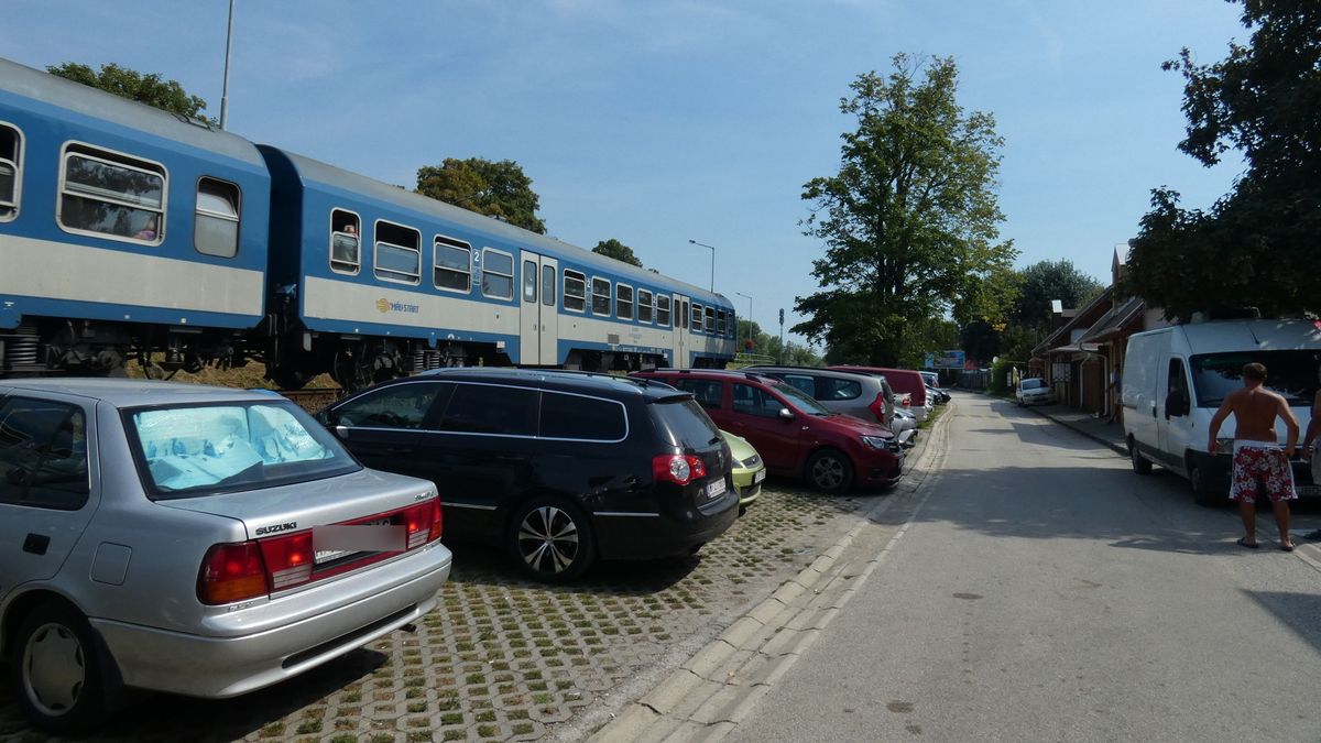 Fizetős parkolás jöhet a népszerű balatoni városban? Most a turisták véleményét is kikérik